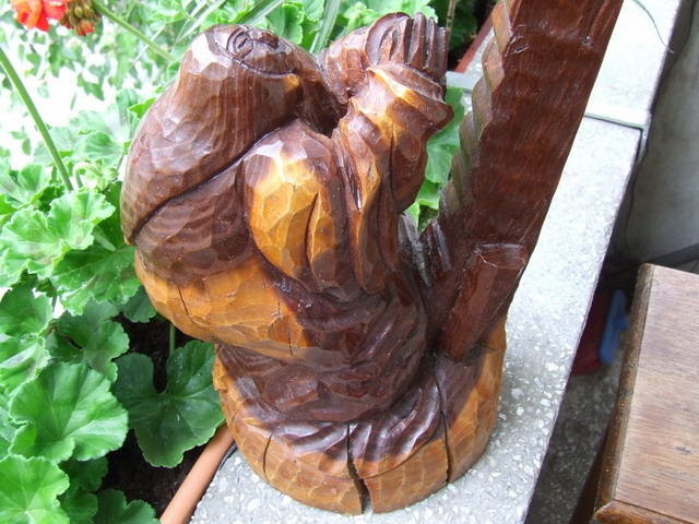 Statuie infatisand o baba rugandu-se la o troita Statuie infatisand o baba rugandu-se la o troita
