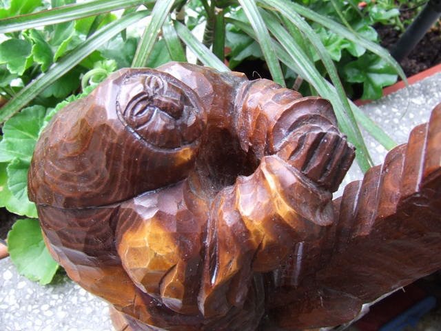 Statuie infatisand o baba rugandu-se la o troita Statuie infatisand o baba rugandu-se la o troita