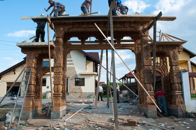 Poarta Maramureseana in constructie Poarta Maramureseana in constructie