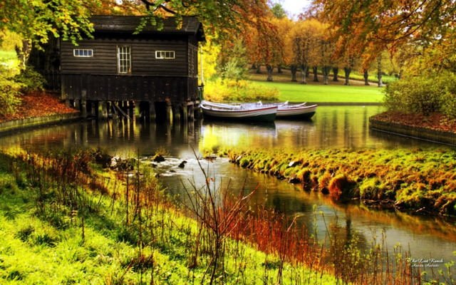 Casa din lemn pe lac Casa din lemn pe lac