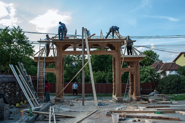 Poarta maramureseana in timpul constructiei Poarta maramureseana in timpul constructiei
