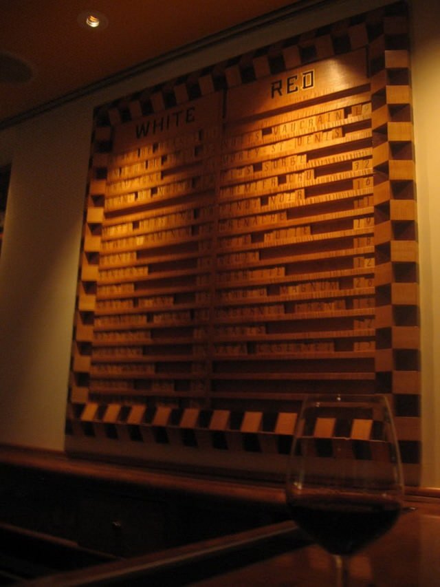 Scrabble cu meniul de vinuri - albe la stanga, rosii la dreapta