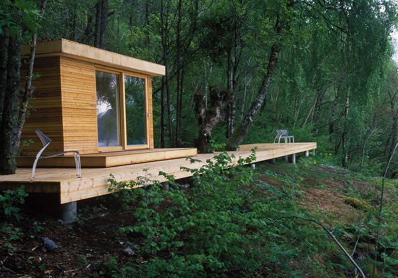 Design inedit pentru cabana din padurea de pe marginea lacului Design inedit pentru cabana din padurea de pe marginea lacului