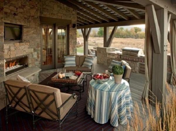 veranda sau terasa casei