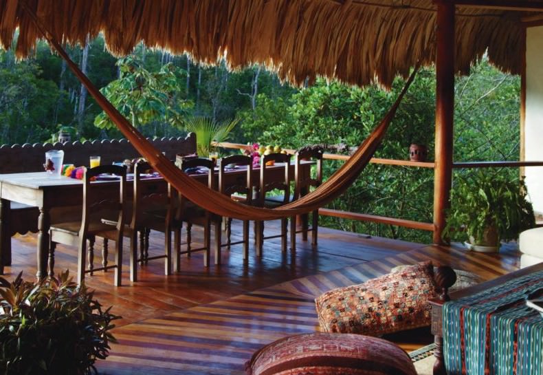 Terasa de lemn, cu masa de 12 persoane - Blancaneaux Lodge