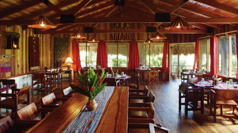 Sala de mese din restaurant, lemnul este omniprezent Blancaneaux Lodge