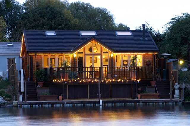 OK-talo_Lontoo_River_Thames_2 casa care poarta lemn masiv