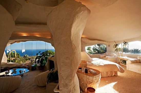 privelistea familiei Flinstone casa Flinstone