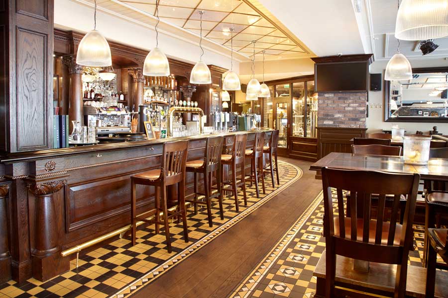 Amundsen Bar din Oslo mobilier de bar sau pub