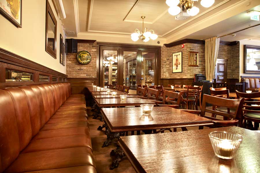 Amundsen Bar din Oslo mobilier de bar si pub