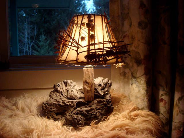 lampa cu lumina scazuta pentru decor ambiental realizata din roca vulcanica, lemn si franghie lampa rustica