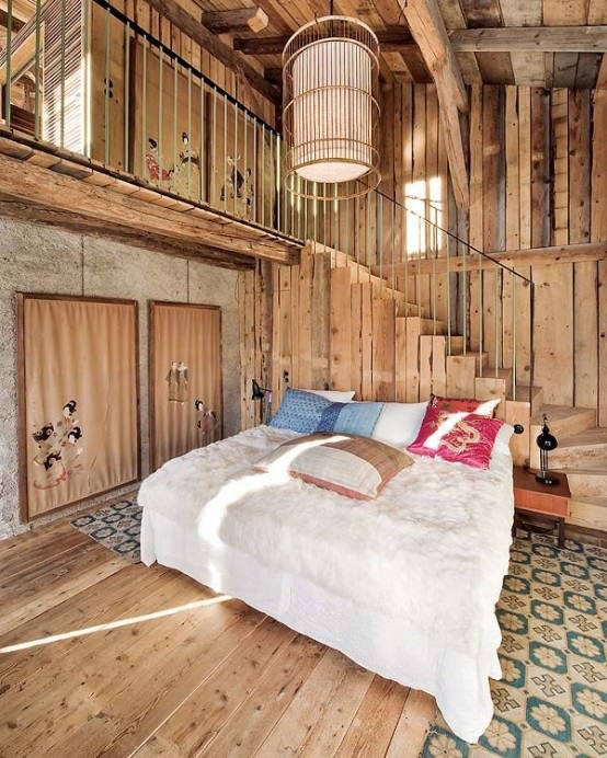dormitor rustic din lemn masiv cabana din Alpii francezi