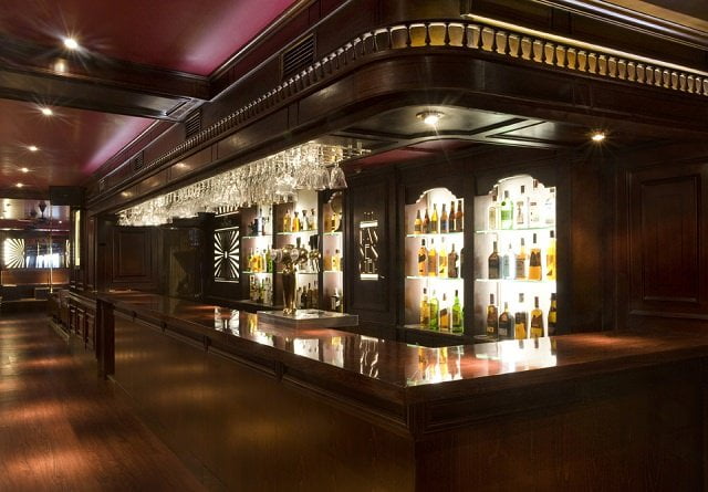 bar in cabina de tren