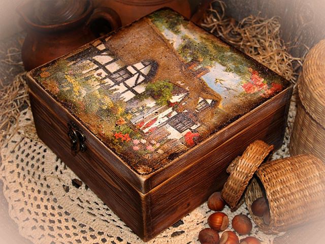 cutie de bijuterii pictata manual pictura decoupage