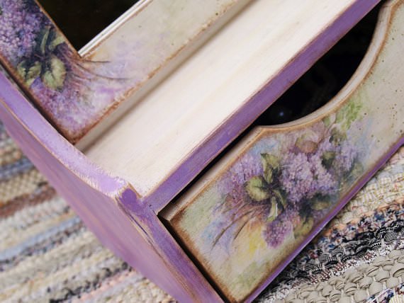 detaliu cutie de bijuterii cu oglinda pictura prin tehnica decoupage