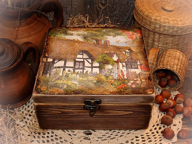 detaliu cutie de bijuterii pictata manual pictura decoupage