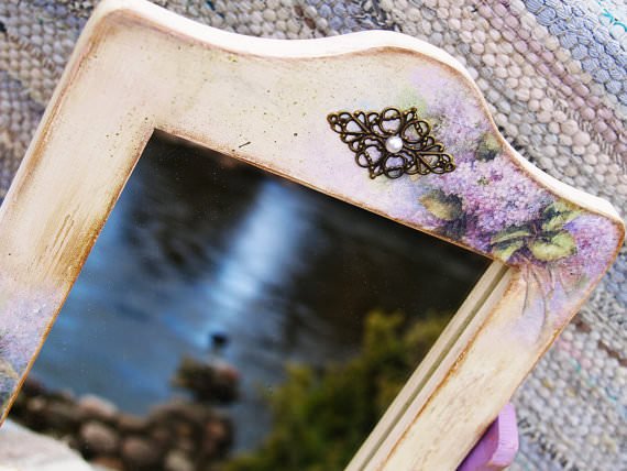 partea de sus a oglinzii cu pictura pictura prin tehnica decoupage