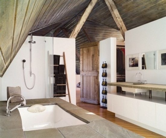 baie spatioasa cu grinzi de lemn