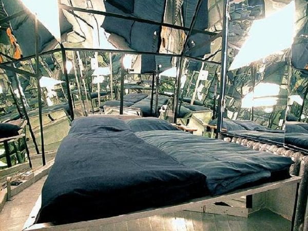 Alerta de design interior! Propeller Island City Lodge Hotel din Berlin 3 camera cu pereti de oglinzi Propeller Island City Lodge