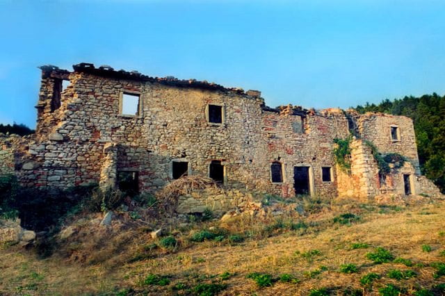 Proiect de renovare. Înainte și după 1 casa in paragina transformata