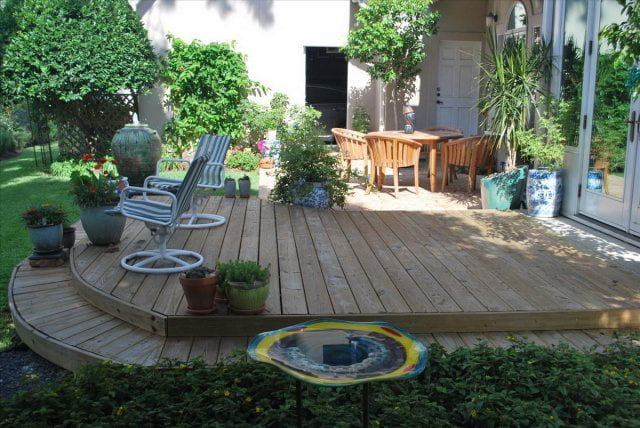 terasa cu deck si mobilier din lemn amenajarea spațiului verde