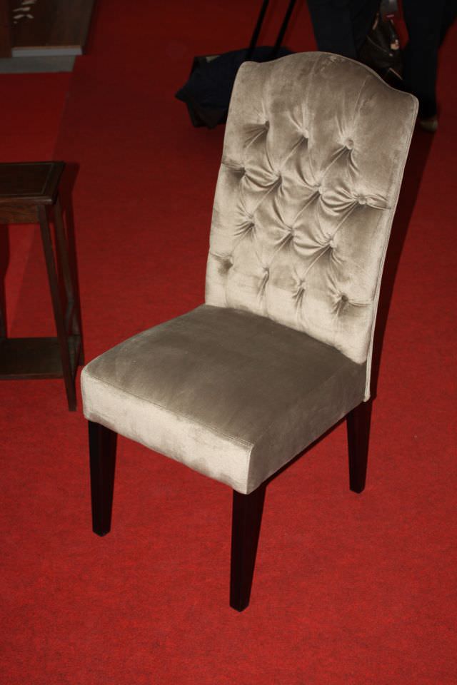 scaune tapitate cu piele sau material textil