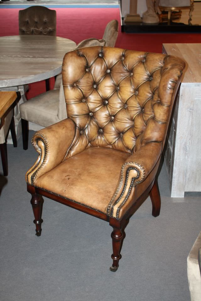 scaune tapitate cu piele sau material textil