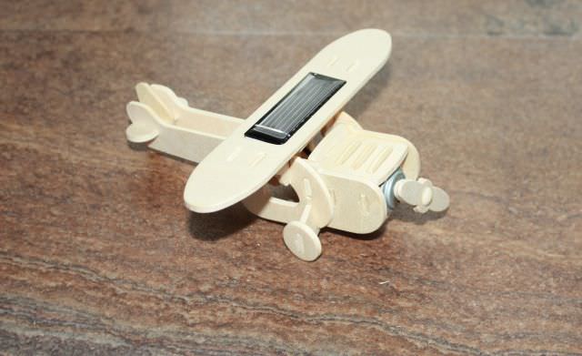 jucării din placaj de lemn - avion solar