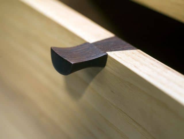 detaliu de buton din lemn