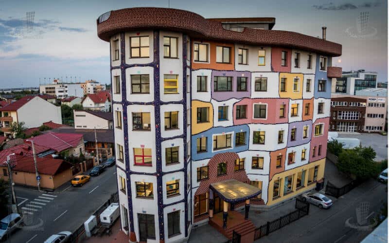 Arhitectura lui Hundertwasser - evitarea liniilor drepte 1 Hundertwasser Bucuresti