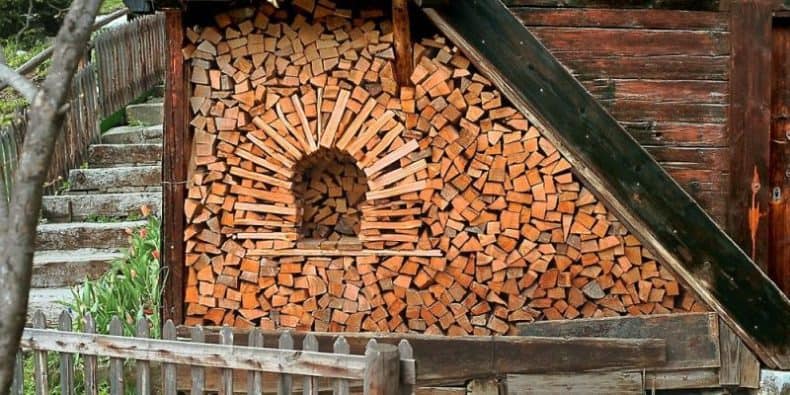 Mutarea la țară nu ar trebui să însemne fuga de oraș 4 stive de lemne de foc