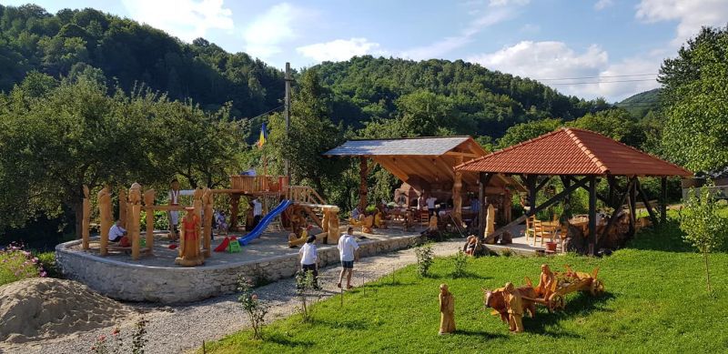 Pensiunea Cerna - loc de joaca în aer liber sculptat cu personaje de basm 3 loc de joaca in aer liber pentru copii - Pensiunea Cerna