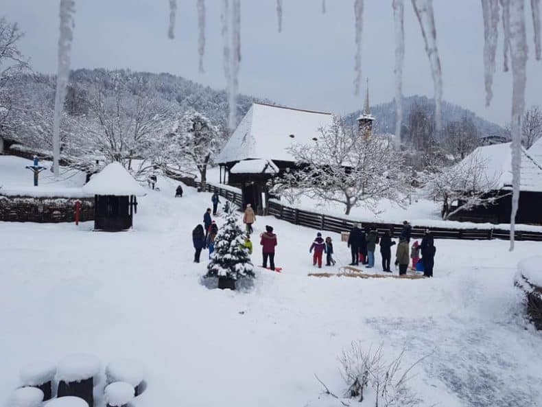 Muzeul Satului din Baia Mare a deschis pârtia de sanie pentru copii 7 partie de sanie pentru copii la Muzeul Satului din Baia Mare