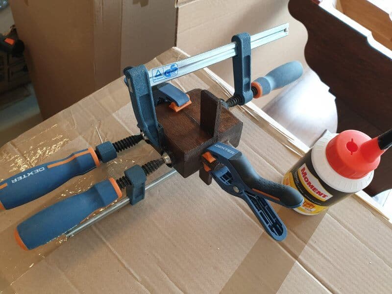 Alege 2 mese scurte din stejar masiv în loc de una mai lungă 6 defect de material si reparatie