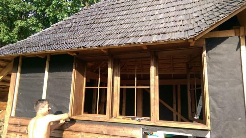 montajul la ferestrele cabanei din lemn