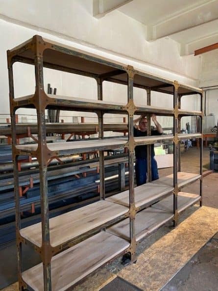Marfa facturată, plătită, neridicată, în custodie de peste 1 an 6 raft din metal ruginit cu blaturi din cer marfa facturată