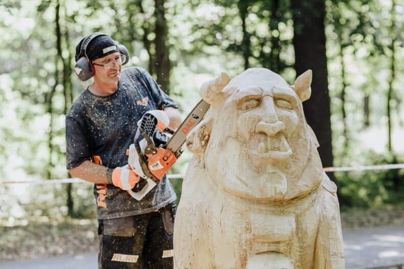 Gabriel Rizea sculptează lemn