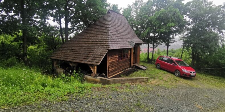 De ce ne identificăm viața cu slujba pe care o avem? 2 cabana de la livada din Baia Sprie - viata