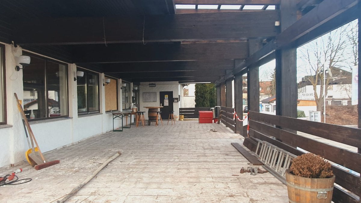 Simulare gratuită pentru mobilarea spațiului 2 terasa restaurant imagine reala