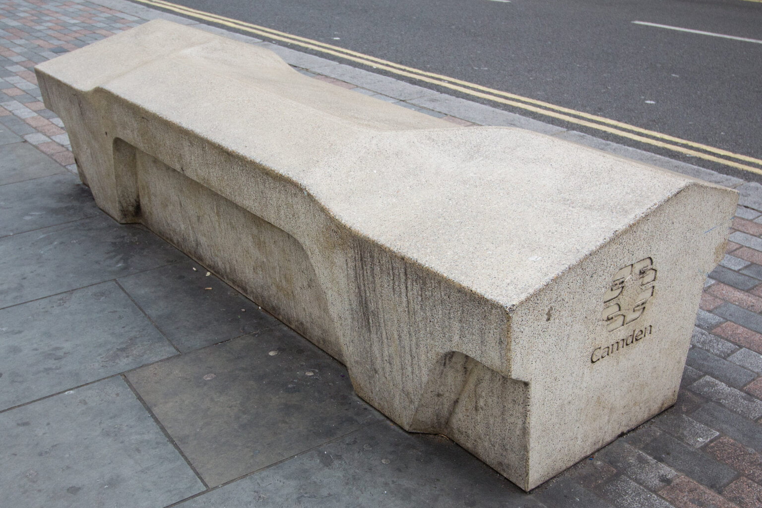 Bancă stradală Camden - noroc că-i din beton 1 Camden bench scaled